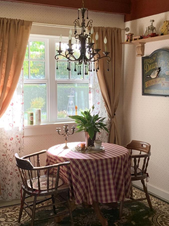 The Hazelhouse Bed and Breakfast Chilliwack Buitenkant foto